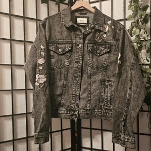 Forever 21 Black Jean Jacket with Floral Embroidery Size Meduim